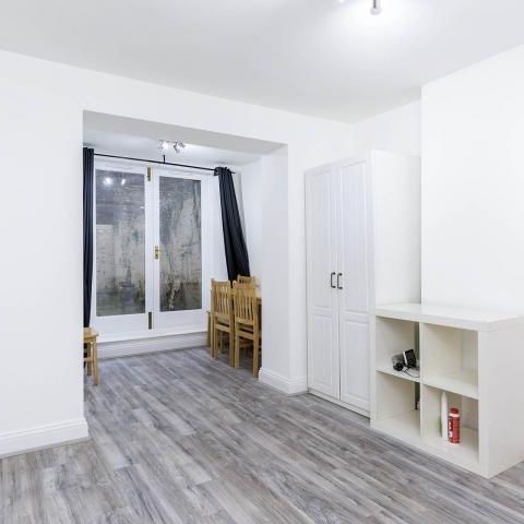 Newly painted two double bedroom flat with study near Regents Park and to tube! - Photo 1