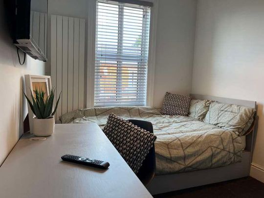 Scorer St // Bed & Bath // Available Now!, LN5 - Photo 1