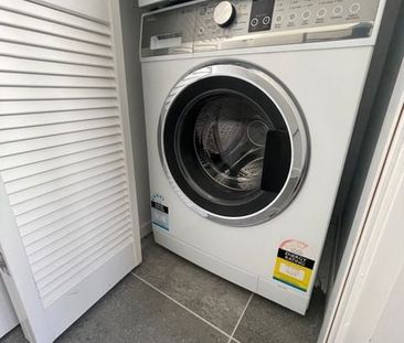Modern 2 Bedroom - with carpark - Photo 1