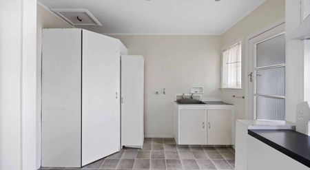 Close to Town - Photo 4