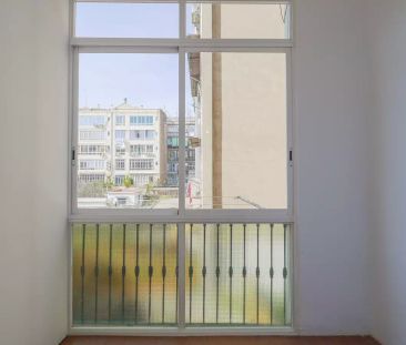 Room in a shared 7-bedroom apartment for rent in La Dreta de l'Eixample, perfect for professionals and students - Photo 3