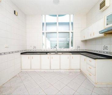 Exclusive Villa | Spacious Layout | Private Garden - Photo 6