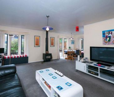 Sunny Family Home - Photo 2