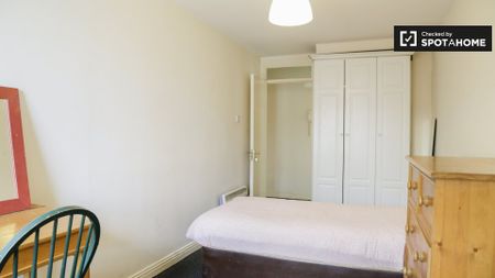 Room to rent in 3-bedroom flat in The Liberties, Dublin - Photo 5