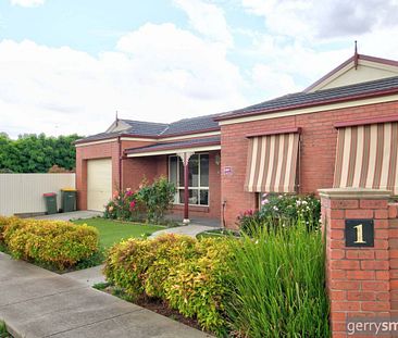 MODERN 3 BEDROOM TOWNHOUSE. - Photo 1