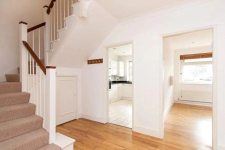 5 bedroom house in St. John's Wood Park - Photo 2