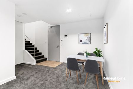 Luxurious two level living - Photo 2