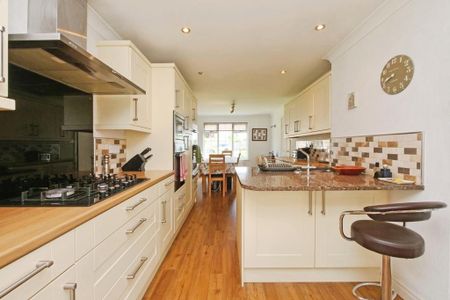 4 bedroom detached house to rent - Photo 4