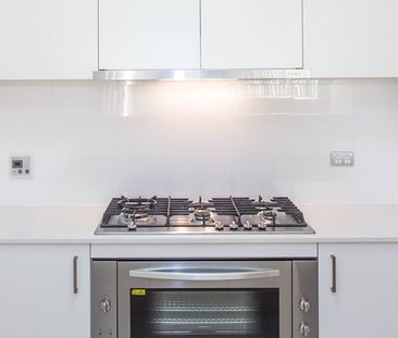 Two bedroom+ study Apartment with Great environment and convenience - Photo 1
