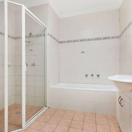 MODERN TRI-LEVEL TOWNHOUSE - Photo 4