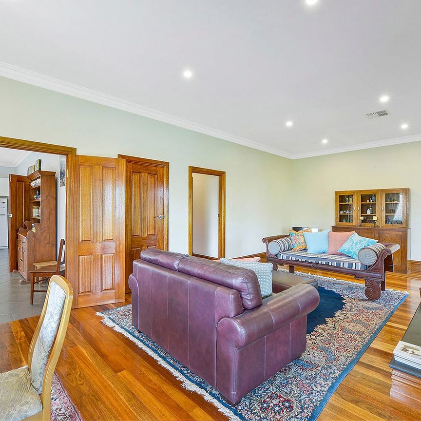 STUNNING FAMILY HOME - DETACHED HOME STUDIO - PHONE AGENT TO INSPECT - Photo 1