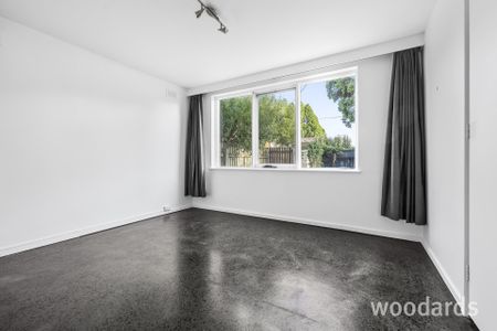Renovated 2 Bedroom Unit with 3 Car Spaces! - Photo 2