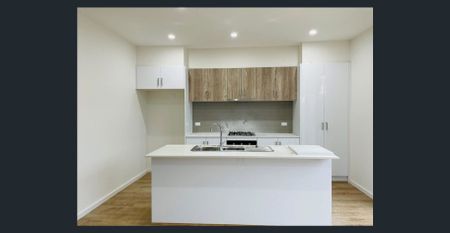 Spacious & Modern 3-Bedroom Townhouse In Prime Craigieburn Location - Photo 3