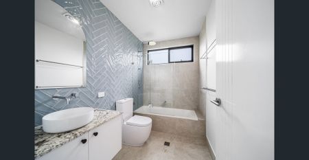 Brand new residence with flexible living options - Photo 2