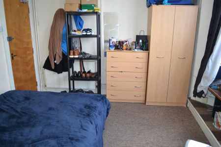 4 bedroom flat to rent - Photo 4