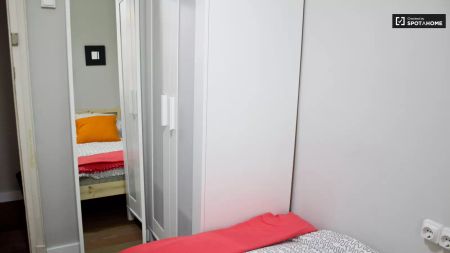 Room in a shared 7-bedroom apartment for rent in El Botánic - Photo 5