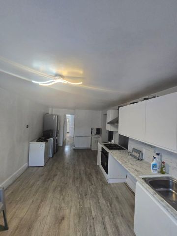 Room in a Shared House, Heigham Road, E6 - Photo 2
