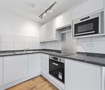 A newly refurbished one bedroom apartment in a convenient City location - Photo 1