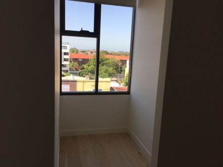 Designer apartment with study area and 1 storage cage - Photo 3