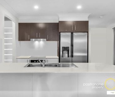 Lowset family home only a short stroll away from Daybreak park! - Photo 3