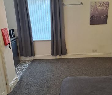 6 Bed Semi-Detached House, Handsworth Road, S9 - Photo 4