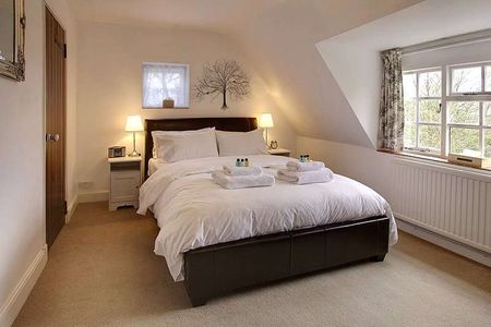 £2,000 per night - Stunning farmhouse sleeping 8 people for Henley Regatta 29th June to 6th July 2026. Travel to and from Regatta included. - Photo 3