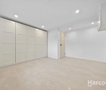 Renovated home with 2 kitchens & 2 rooms downstairs - Photo 4