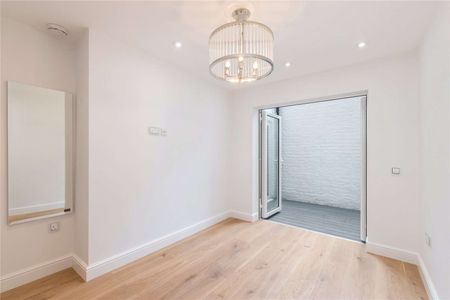 A recently refurbished two double bedroom and two bathroom apartment benefitting from a sleek and modern finish throughout and access to a private patio as well as its own private entrance - Photo 5