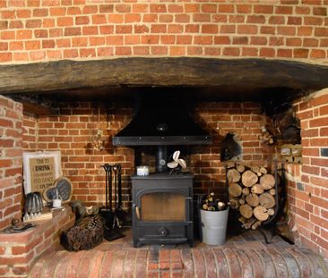 A beautifully presented 3 bedroom end of terrace cottage located ju... - Photo 2