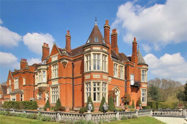 An exceptional duplex apartment of elegant proportions set within this imposing country residence with communal grounds - Photo 1