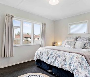 Classic Beauty Centrally Located! - Photo 3