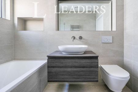 3 bedroom flat to rent - Photo 4