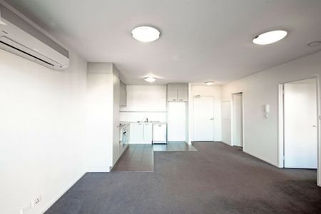 Spacious One Bedroom Apartment - Photo 2