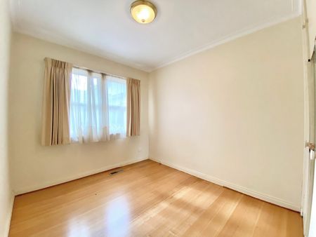 SPACIOUS THREE BEDROOM HOME IN EXCELLENT LOCATION - Photo 2