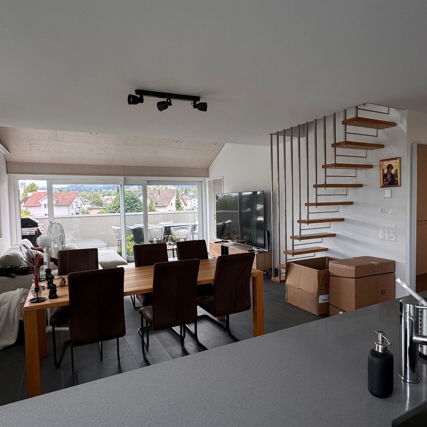 Charmante 4.5-Zimmer-Dachwohnung in Niederuzwil – modern, sonnig und familienfreundlich - Photo 1