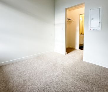 Modern 2 Bedroom + Den Condo With Luxury Amenities And Prime Location. - Photo 2