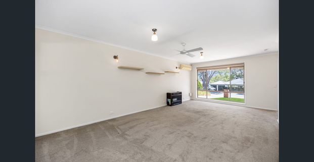 Comfortable Family Living in a Convenient Aberfoyle Park Location - Photo 1