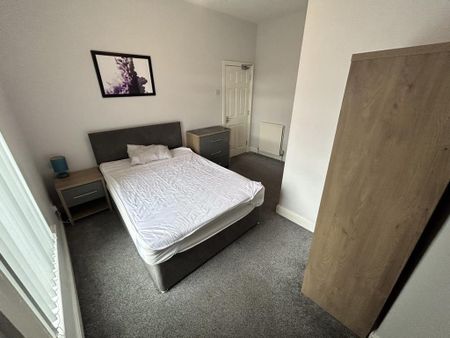 1 bedroom in a house share to rent - Photo 2