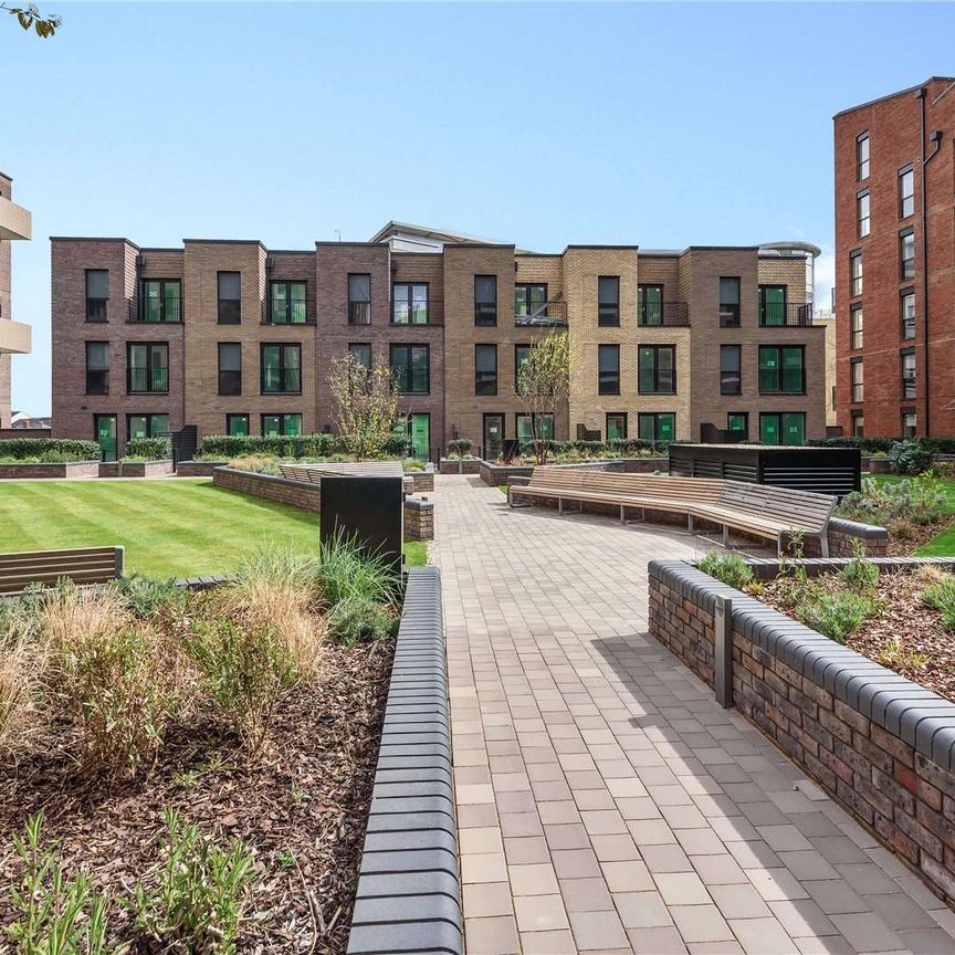 An upper floor apartment with balcony and waterfront views, in the newly completed Huntley Wharf development by Berkeley Homes. - Photo 1