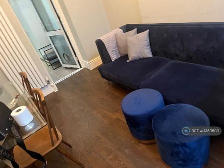 3 bedroom flat to rent - Photo 2