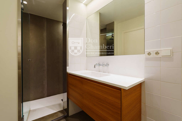 Exceptional 3-bedroom apartment for rent on Calle de Atocha - Photo 1