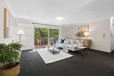 Light-filled Living in a Prime Location with Double Parking - Photo 2