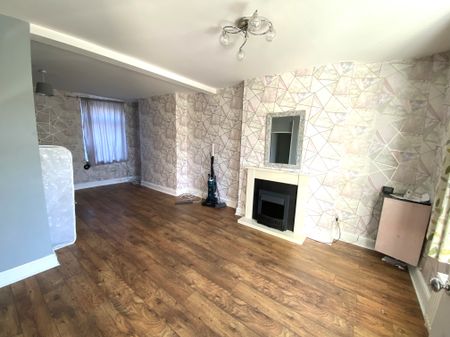 £775 PCM, Three Bedroom House with Large Enclosed Garden in Derlwyn Street, New Tredegar, NP24 6BA - Photo 3