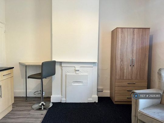 1 bedroom in a house share to rent - Photo 1