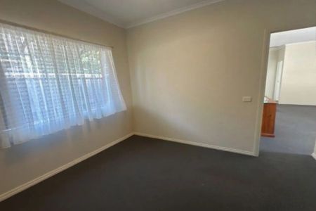 Spacious 4-Bedroom Family Home in Cranbourne - Photo 5