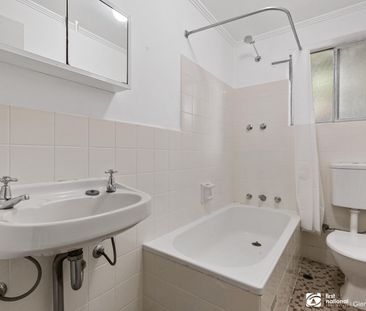 GROUND FLOOR UNIT IN PRIME LOCATION! - Photo 3
