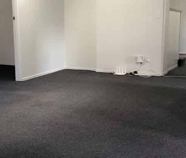 Spacious 5‑Bedroom +Study Flat – Close to City - Photo 1