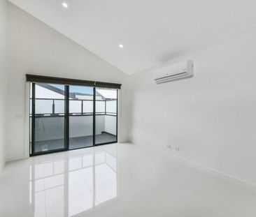 Modern & Elegant Townhouse Living - Photo 1