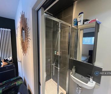 1 bedroom in a house share to rent - Photo 6