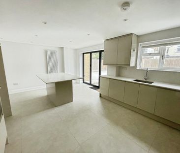 4 bedroom end of terrace house to rent - Photo 4